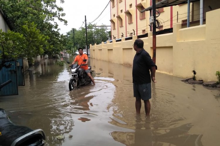 घरों में कैद हुए लोग