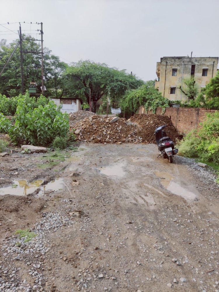 संजय गांधी अस्पताल के डॉक्टरों का रास्ता बंद,  न्यू डॉक्टर कालोनी के रास्ते पर पेट्रोल पंप संचालक ने गिरवा दिया मलवा