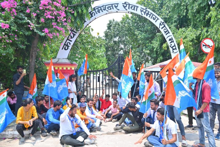 एनएसयूआई ने सम्भागायुक्त कार्यालय के सामने दिया धरना, फूंका सीएम का पुतला