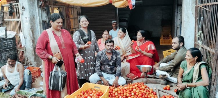 महिला कांग्रेस ने मंडी में बेंचे टमाटर, महंगाई का किया विरोध