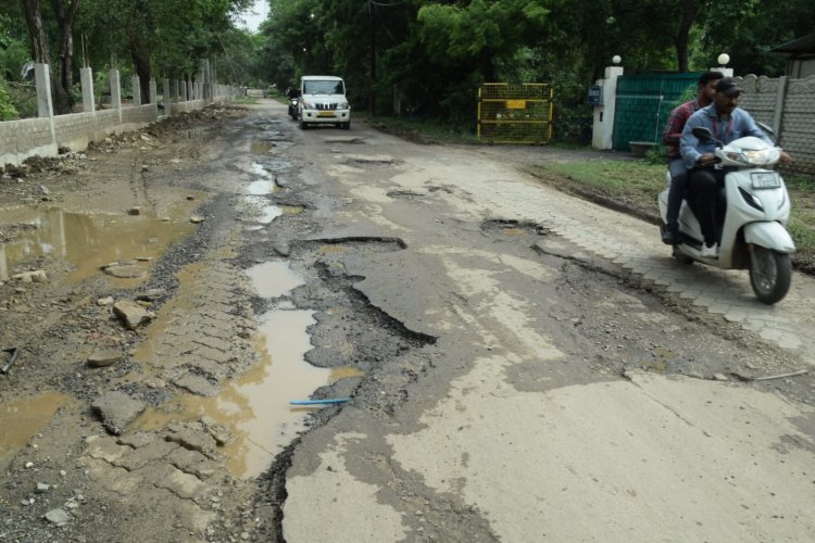 इन सड़कों पर चलना जरा सम्हल कर, यहां गड्ढे ही गड्ढे हैं नजर हटी और दुर्घटना घटी