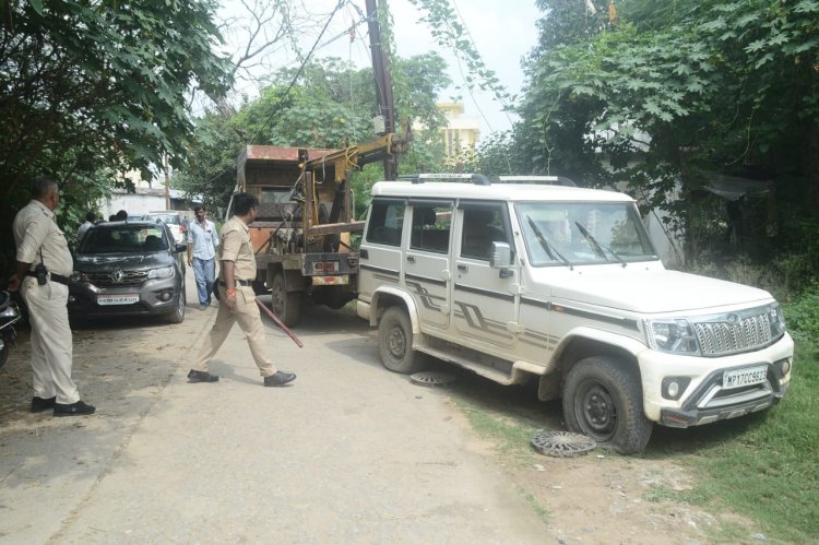 बोलेरो चालक की स्पीड देखकर लोगों की निकल गई चीख, कईयों को ठोका