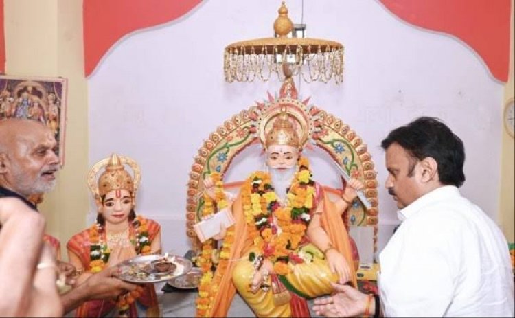 बाबा घाट विश्वकर्मा मंदिर में जनसंपर्क मंत्री ने की पूजा,  समाज को दी बड़ी सौगात