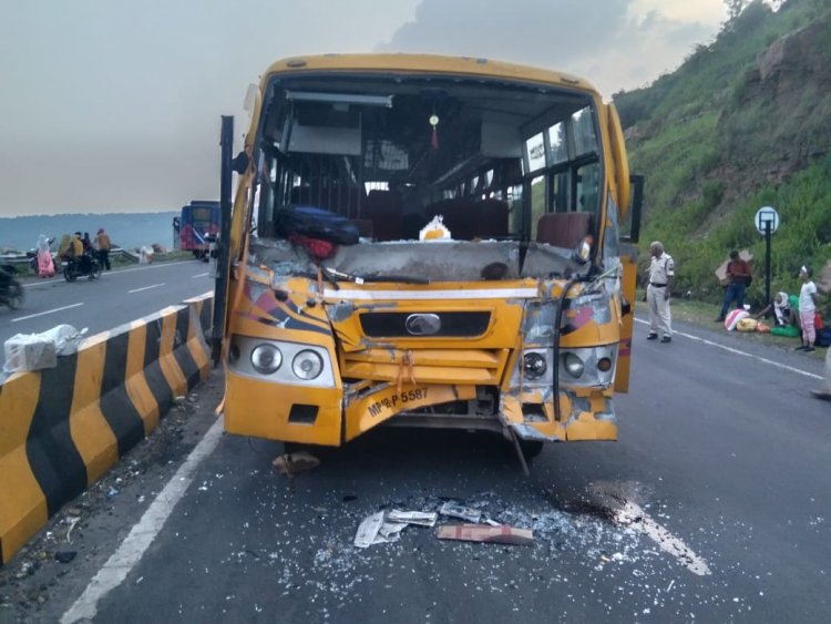 सोहागी पहाड़ में हादसा: बस का ब्रेक हुआ फेल, ट्रेलर से टकराई