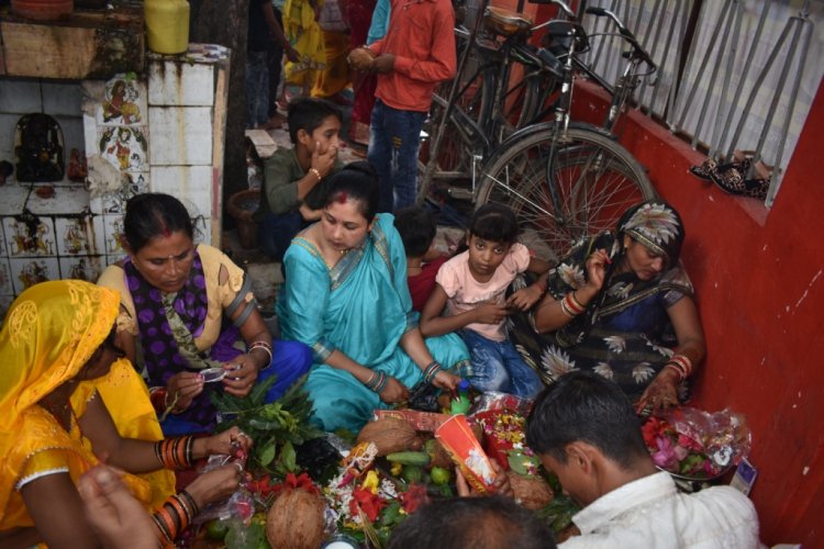 संतान सप्तमी: मंदिरों में उमड़ी भीड़, माताओं ने मांगी बच्चों की लंबी उम्र