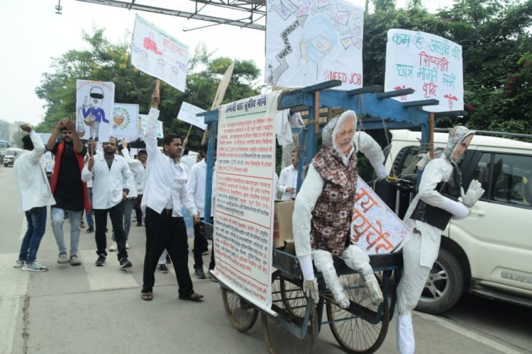 सीएम और पीएम को छोड़ ही नहीं रहे आयुर्वेद छात्र, पहले हवन कराया इस मर्तबा ठेले पर बिठाया