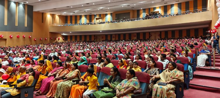 कृष्णा ऑडिटोरियम में राजन महाराज की कथा सुनने उमड़ रही भक्तों की भीड़