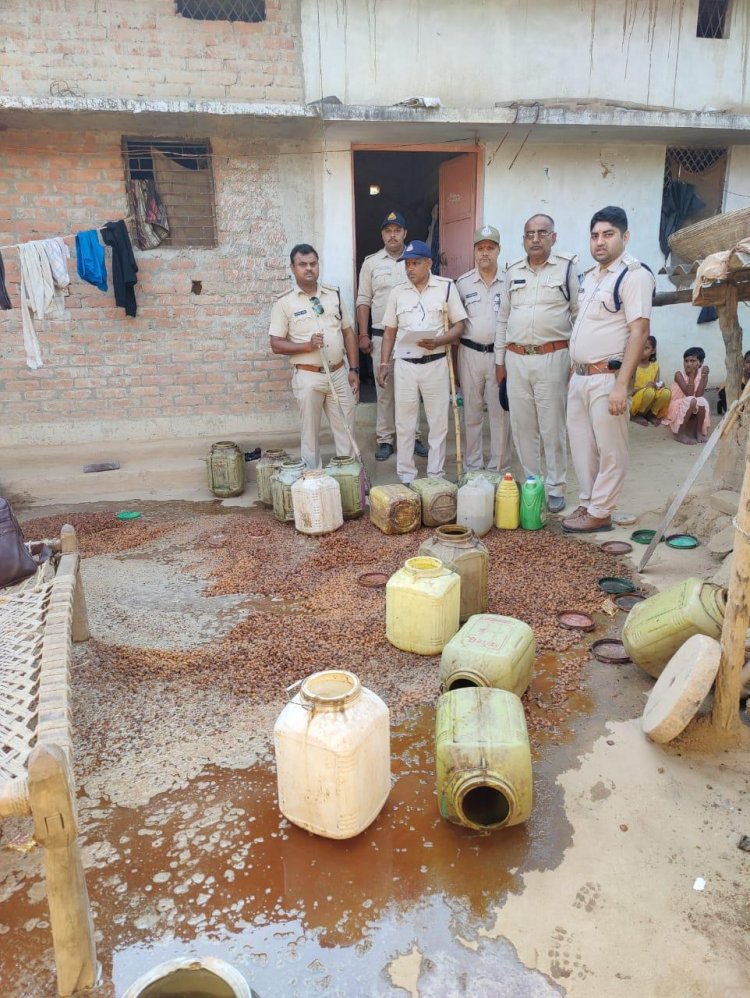 शराब तस्कर ने घर में जमीन के नीचे बना रखा था तहखाना, आबकारी ने खोला तो उड़ गए होश