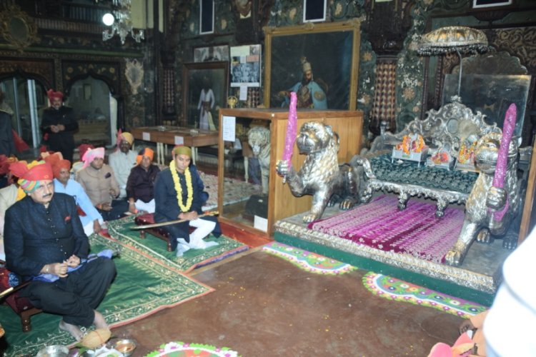 Gaddi puja: दशहरा के एक दिन पहले हो गई किला में गद्दी पूजा, टूट गई 400 साल की परंपरा