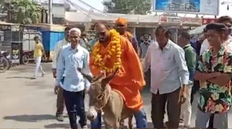 अजब-गजब :जब गधे पर सवार होकर नामांकन फार्म जमा करने पहुंच गया प्रत्याशी