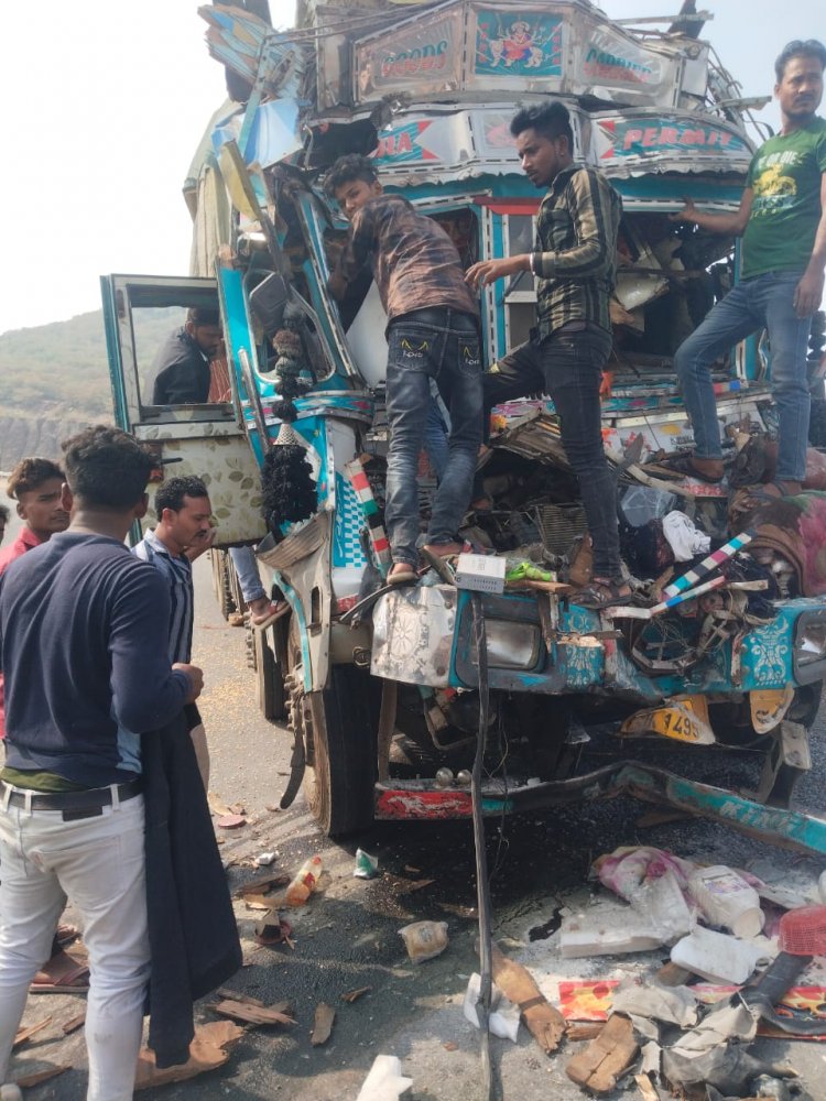 सोहागी पहाड़ में भीषण हादसा: ट्रक के परखच्चे उड़ गए, स्टेयरिंग में फंस गया ड्राइवर