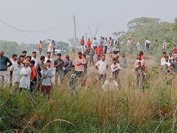 युवक का शव तालाब में मिला, कांग्रेस का पट्टा गले में कसा था, परिजनों ने हत्या की आशंका पर लगाया जाम