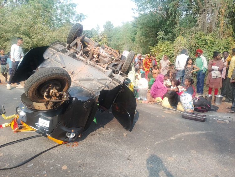 यात्रियों से भरा आटो पलटा, आधा दर्जन घायल