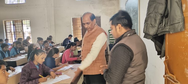 डीईओ के औचक निरीक्षण में खुली पोल, शिक्षक और प्राचार्य मिले गायब, छात्रों की संख्या मिली कम