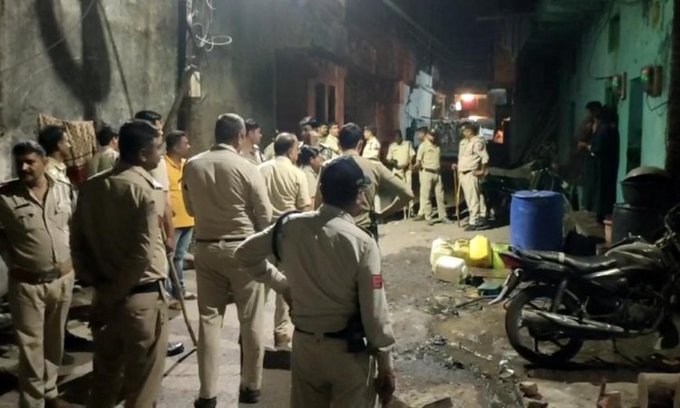 होली में हुड़दंग: कबाड़ी मोहल्ला में दो गुट भिड़े, बैकुंठपुर में पुलिस पर हमला और रायपुर कर्चुलियान में हुआ पथराव