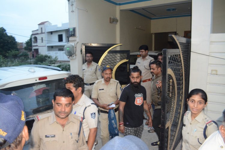 रीवा में चल रहा था आनलाइन क्रिकेट सट्टा, पुलिस ने मारी रेड तो नोटों की गड्डिय़ां और इक्यूपमेंट देखकर दंग रह गए