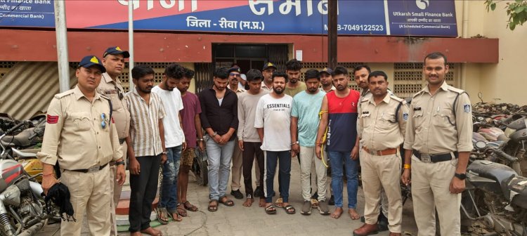 रीवा में फिर पकड़ाया आनलाइन क्रिकेट सट्टा, समान पुलिस ने मारी रेड तो कमरे की हालत देख कर रह गई दंग