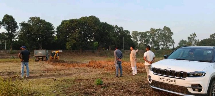 गोविंदगढ़ तालाब में अवैध उत्खनन, नगर परिषद के यह नेता करा रहे उत्खनन, लाखों की मिट्टी बेच डाले