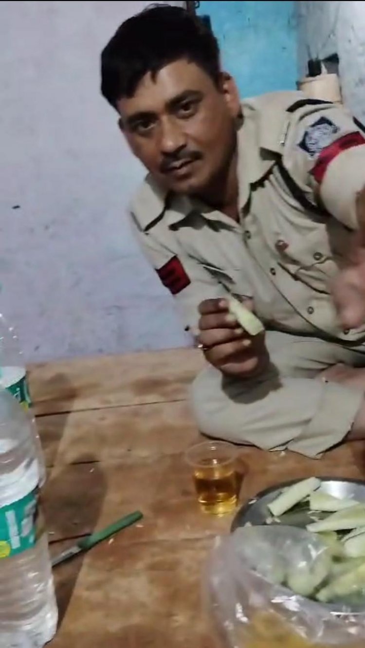 पुलिसकर्मियों ने थाना को ही बना दिया मयखाना और टकरा रहे थे जाम से जाम, एसपी ने कर दी कार्रवाई