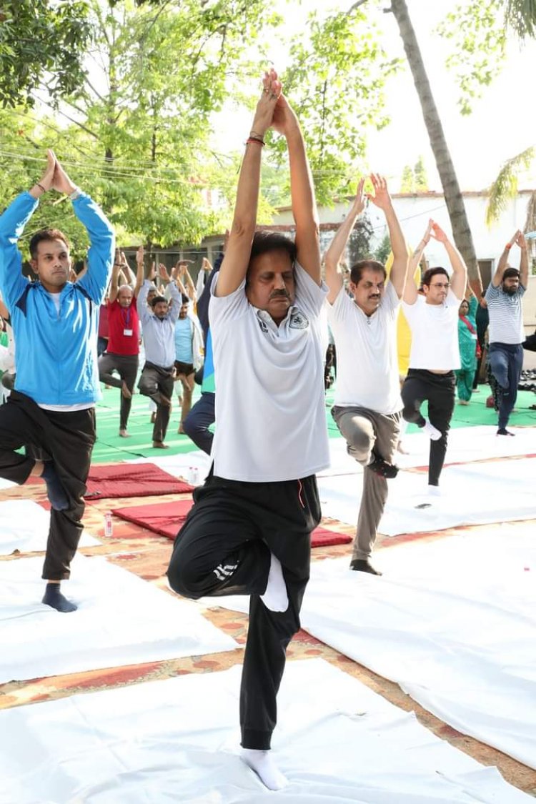 विश्व योग दिवस: मार्तण्ड स्कूल में हुआ मुख्य कार्यक्रम का आयोजन, इन अधिकारियों ने बसाया पसीना, डिप्टी सीएम ने दिलाई शपथ