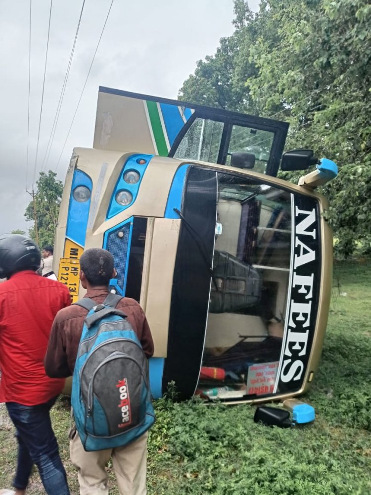 तेज रफ्तार बस के सामने अचानक आ गई गाय बचाने की कोशिश में मोटरसाइकिल पर पलटी