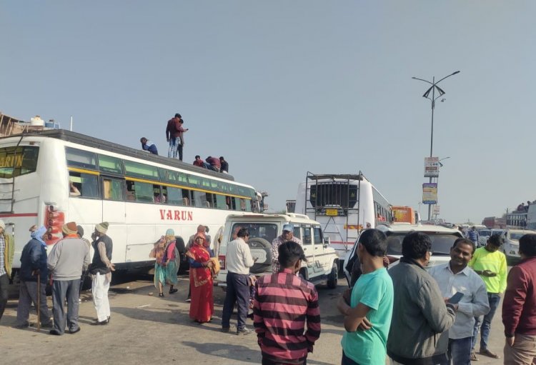 चाकघाट बार्डर में उमड़ा सैलाब, भीड़ के कारण बंद किया जा रहा बार्डर, हर सेकंड गुजर रही गाडिय़ां